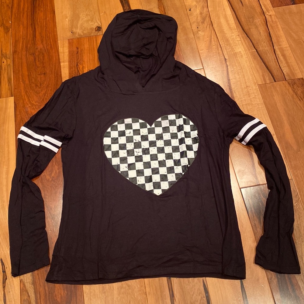 NWOT- MISS POPULAR LONG SLEEVE DISTRESSED CHECKERED HEART LONG SLEEVE- WOMENS M